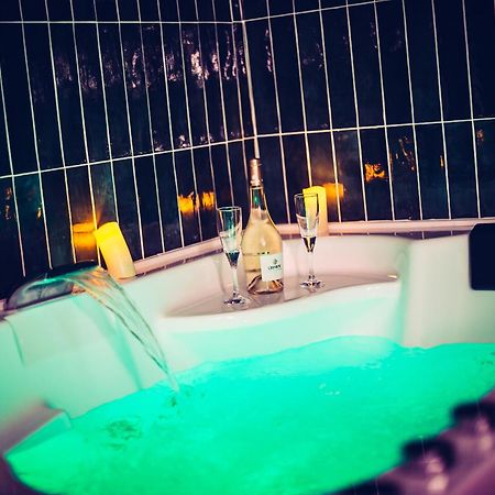 Love Room Du Mont D'Or - Baignoire Spa - Minibar Offert Marseille Bagian luar foto