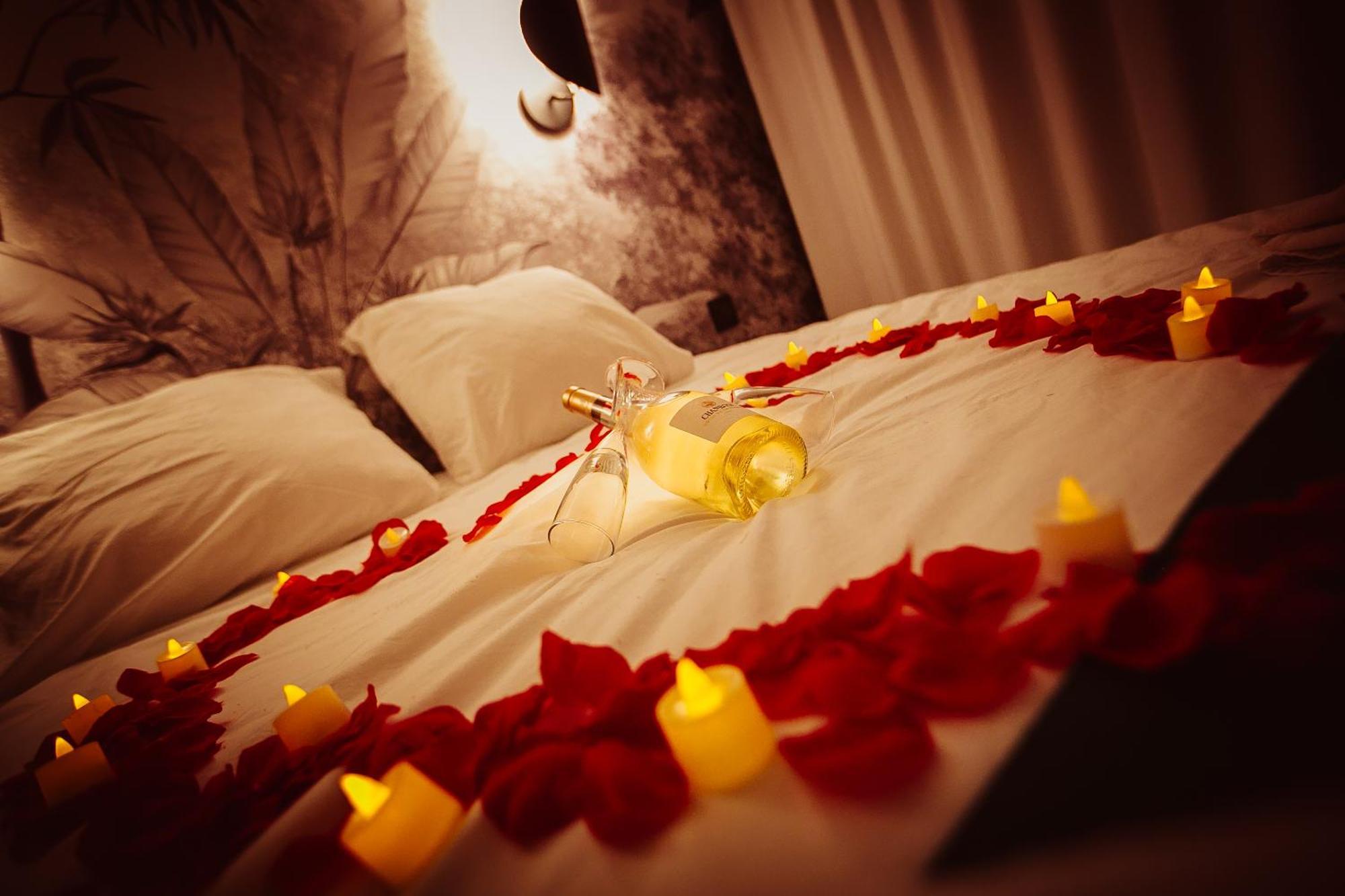 Love Room Du Mont D'Or - Baignoire Spa - Minibar Offert Marseille Bagian luar foto